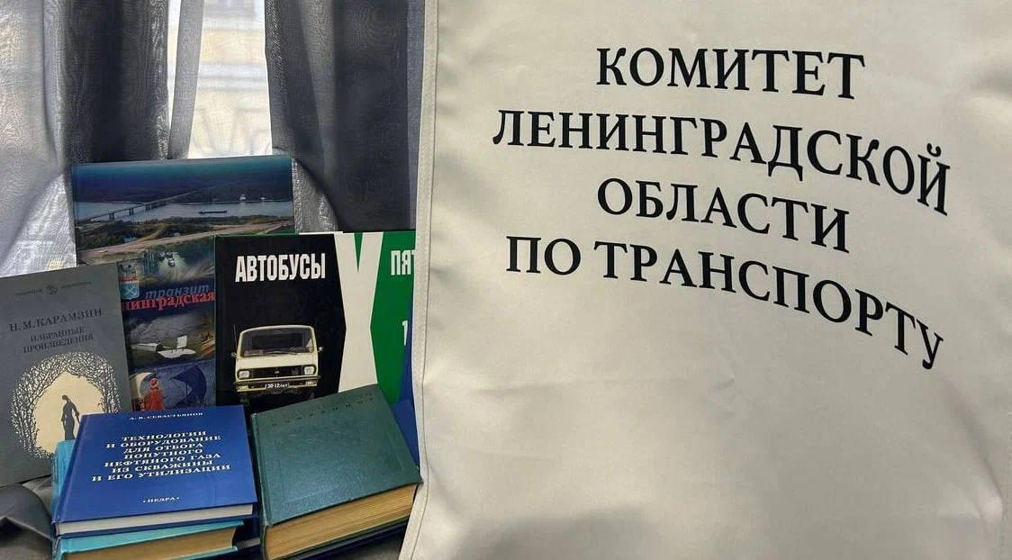 Ленинградская область передала книги и канцелярию в Енакиево