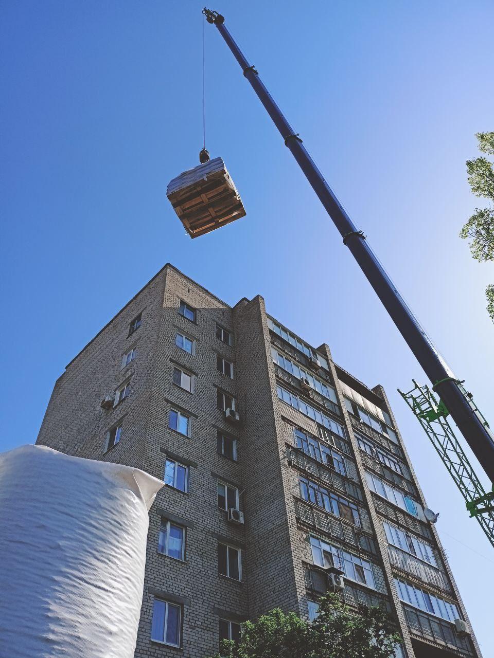 Рабочие Нижегородской области ремонтируют крышу дома на улице Кирова в пгт Горное г. о. Харцызск