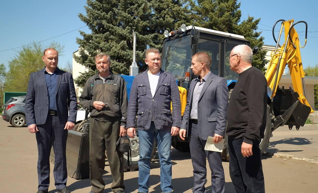 Калужский Минстрой передал городу-побратиму экскаватор