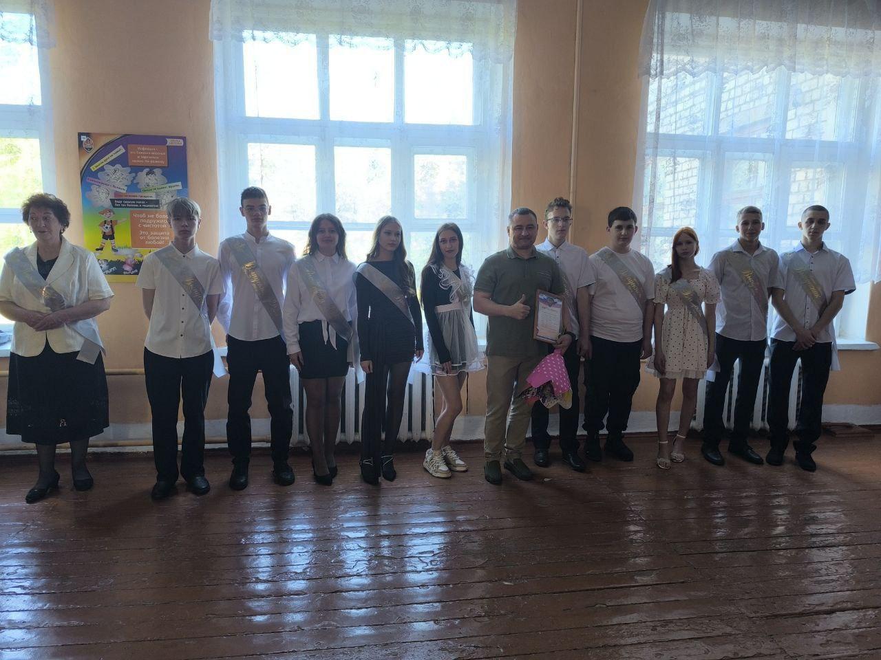Представитель Приморья поздравил выпускников торезской школы
