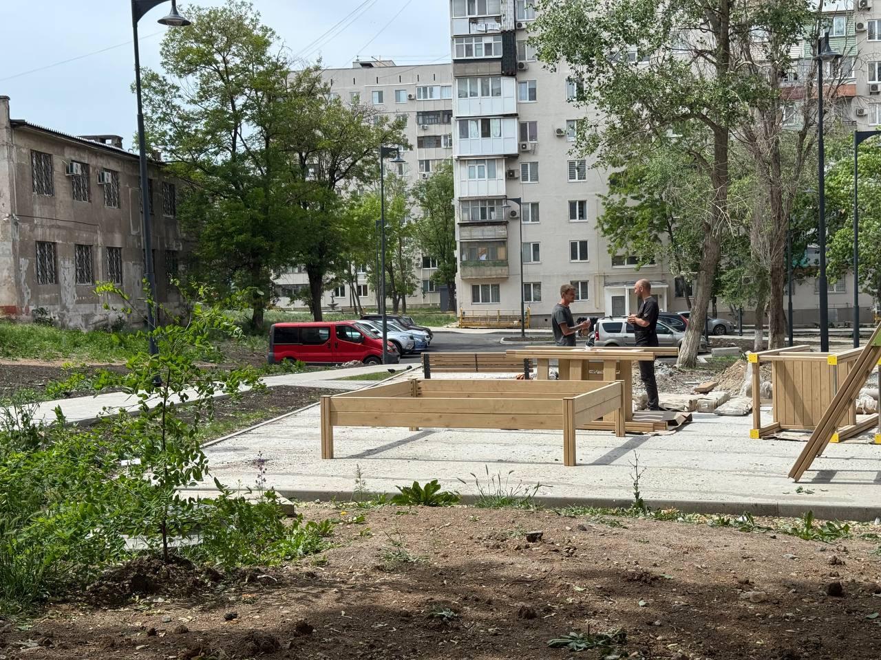 Строители из Санкт-Петербурга благоустраивают дворы Мариуполя