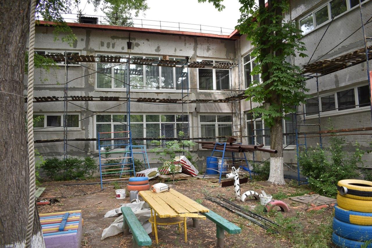 Владимирцы приступили к утеплению фасада детского сада в Кировском