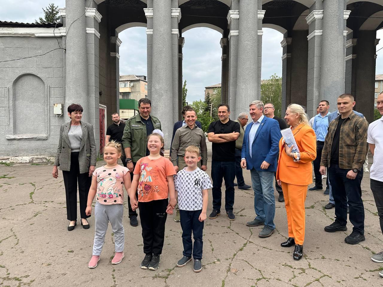 Представители Правительства ДНР и Ленобласти осмотрели объекты, восстановленные в Енакиево регионом-шефом
