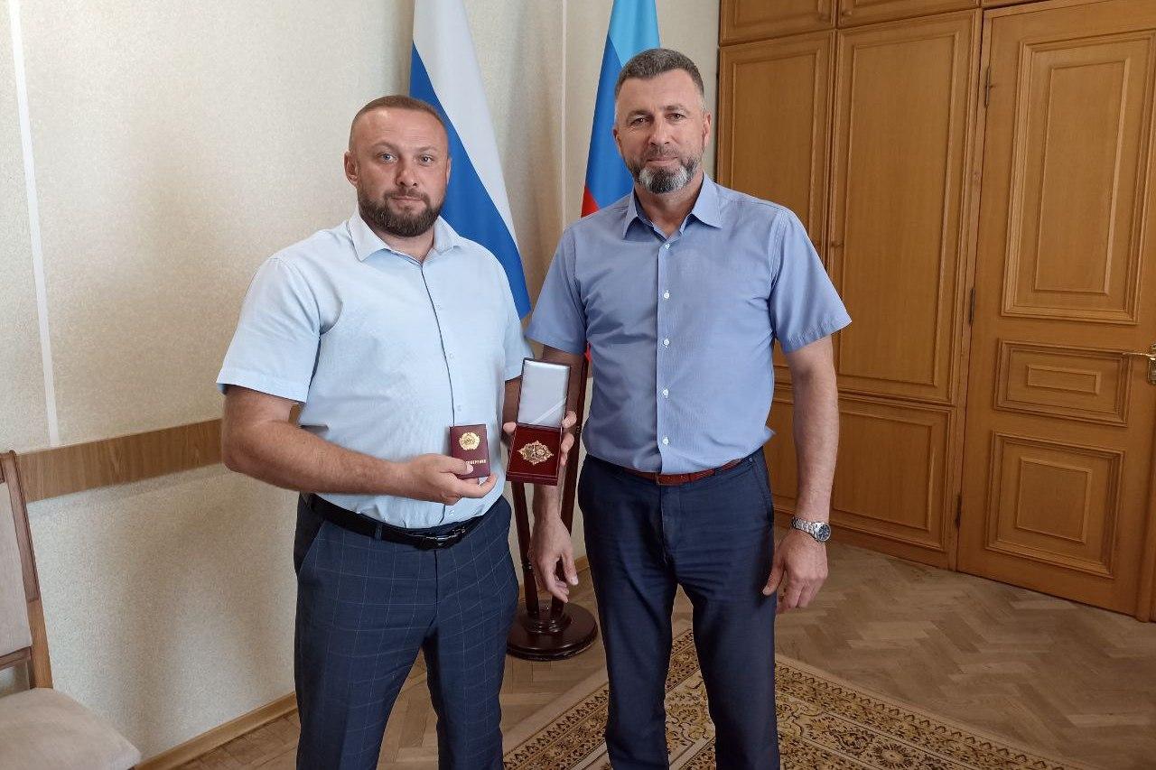 По поручению Главы ЛНР руководителю и работникам красноярской компании «СтройТехМонтаж» вручены почетные знаки