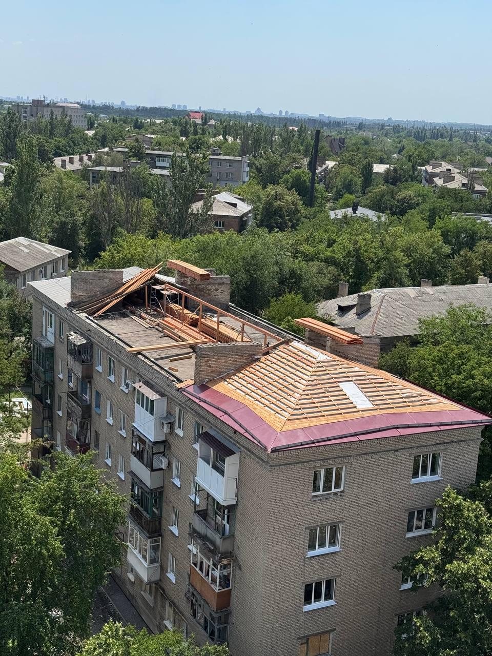 Южноуральские рабочие восстанавливают крышу жилого дома в Ясиноватой